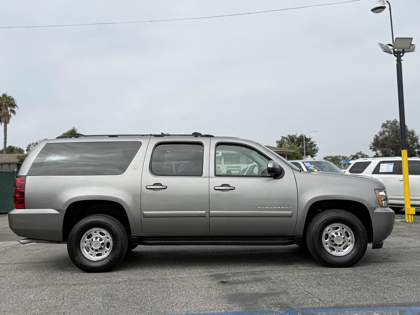 2007 Chevrolet Suburban LT photo 4