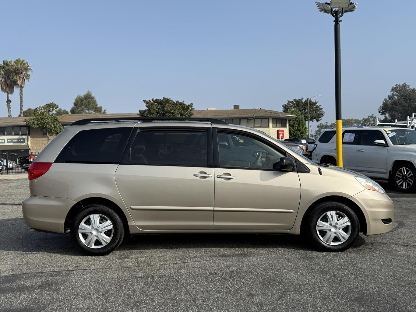 2010 Toyota Sienna LE photo 4