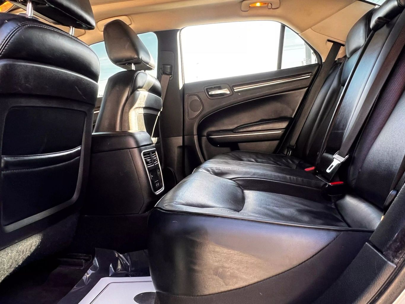2017 Chrysler 300 - Image 28