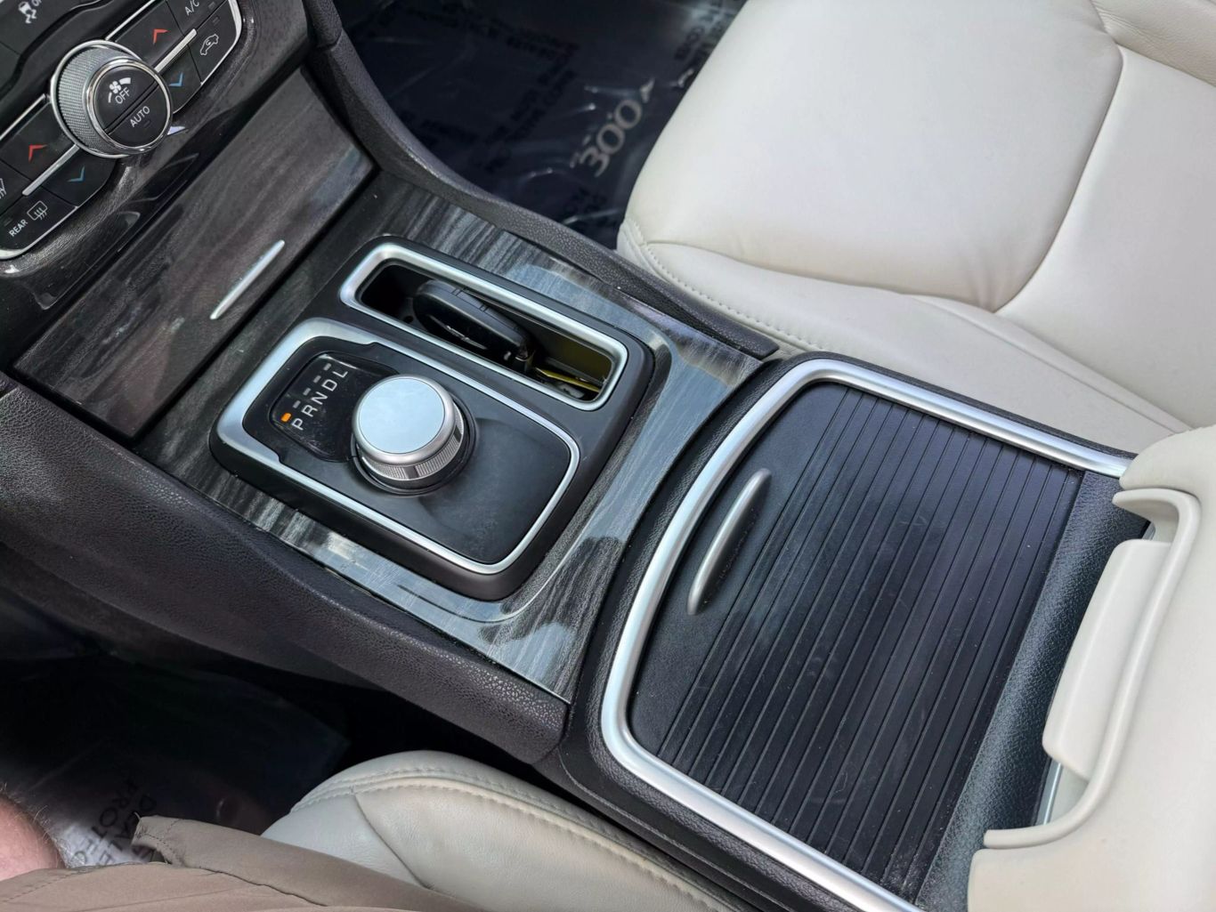 2017 CHRYSLER 300 SEDAN V6, 3.6 LITER 300 LIMITED SEDAN 4D