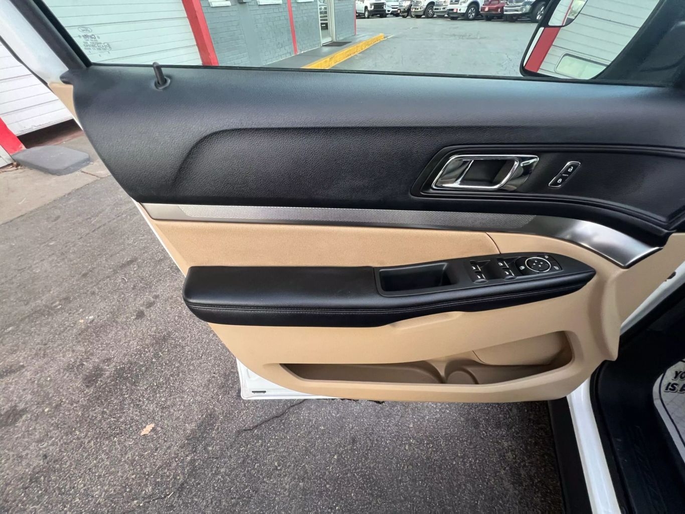 2016 Ford Explorer - Image 24