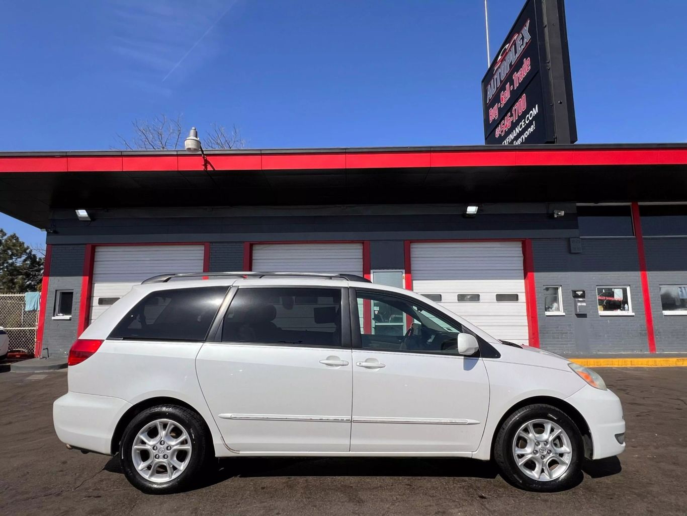 2005 Toyota Sienna - Image 1