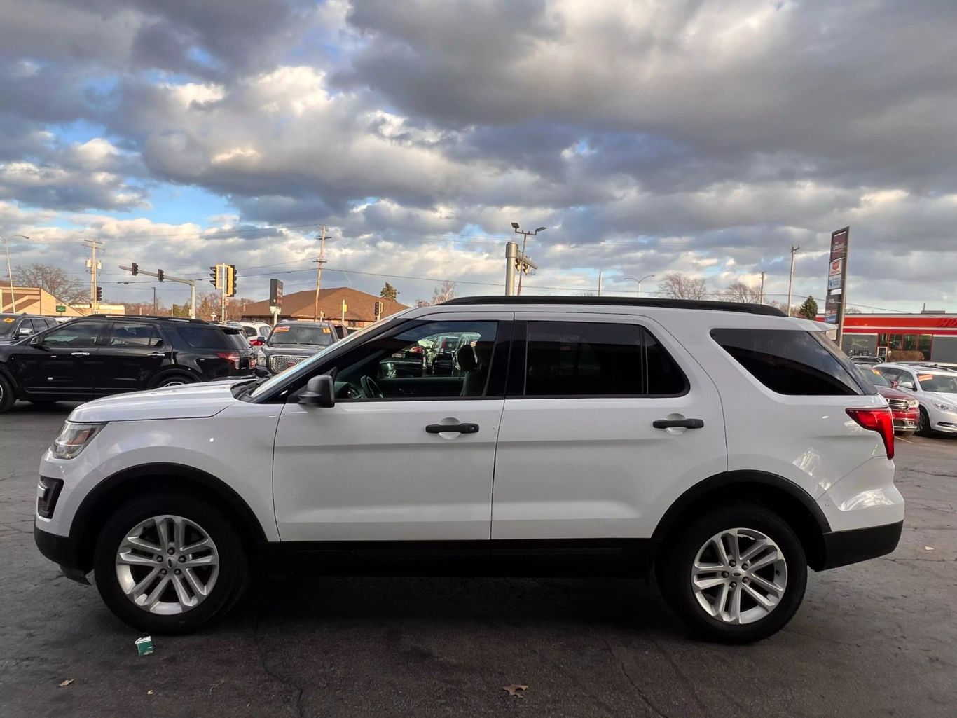 2016 Ford Explorer - Image 11