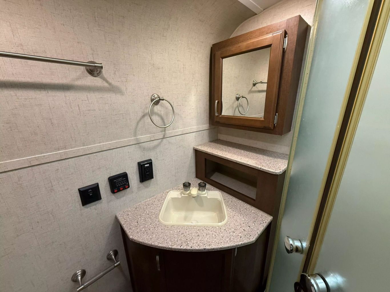 2018 VENTURE RV SONIC - - SN220VRB