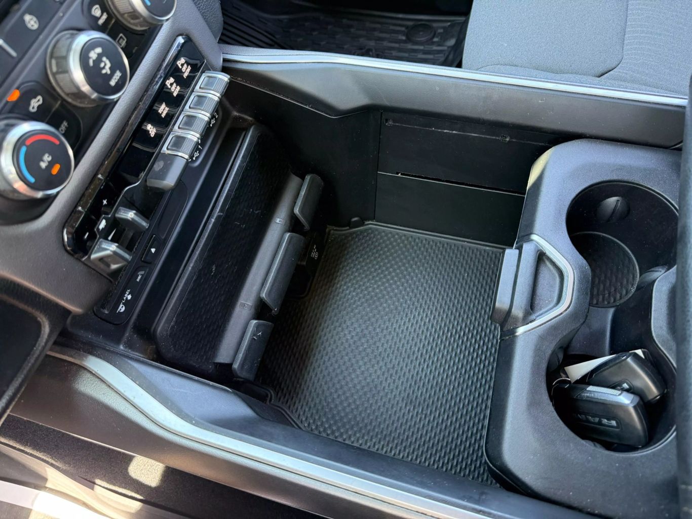 2019 RAM 1500 CREW CAB PICKUP V8, HEMI, ETORQUE, 5.7 LITER BIG HORN PICKUP 4D 6 1/3 FT