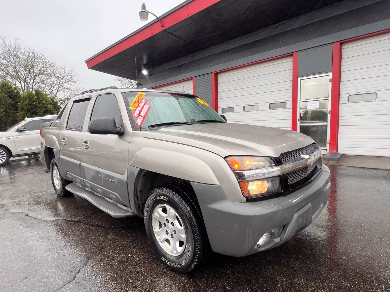 2002 Chevrolet Avalanche 1500 - Image 2