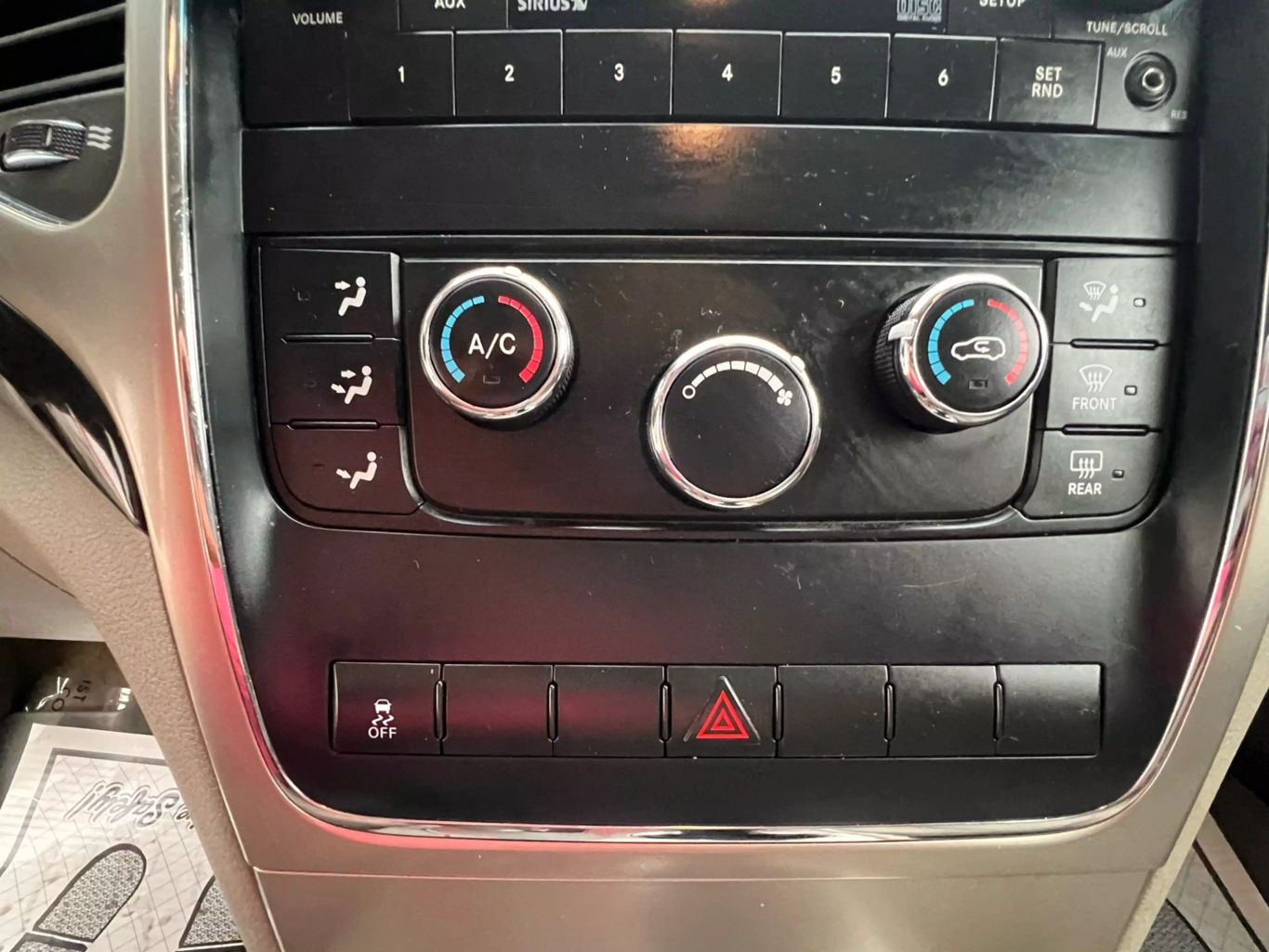 2011 Jeep Grand Cherokee - Image 18
