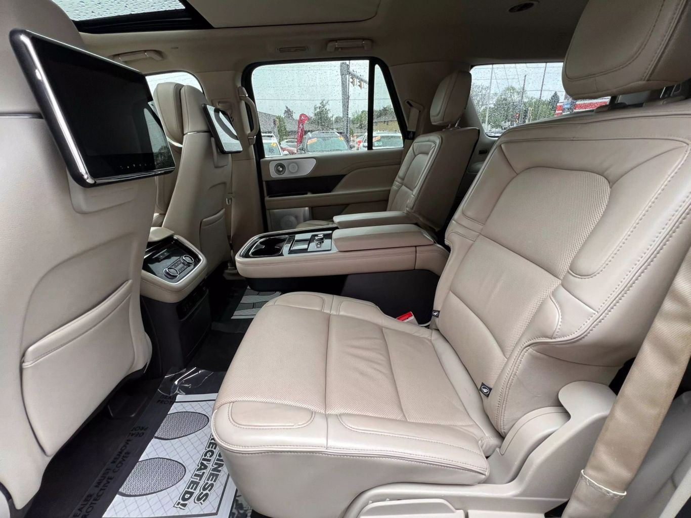 2019 Lincoln Navigator L - Image 12