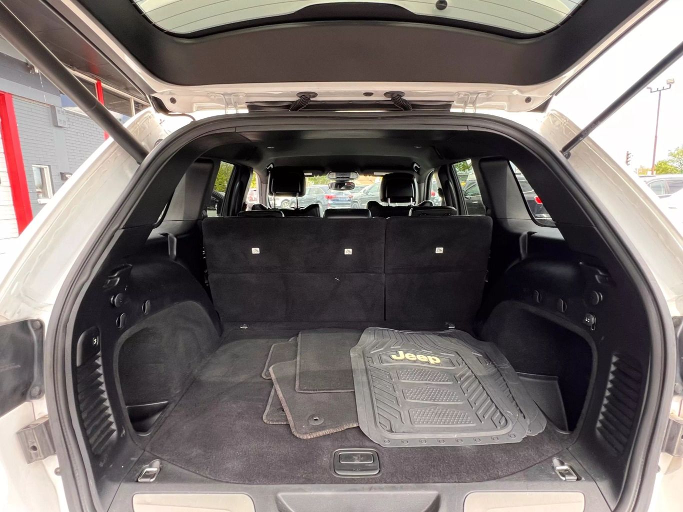 2019 Jeep Grand Cherokee - Image 13