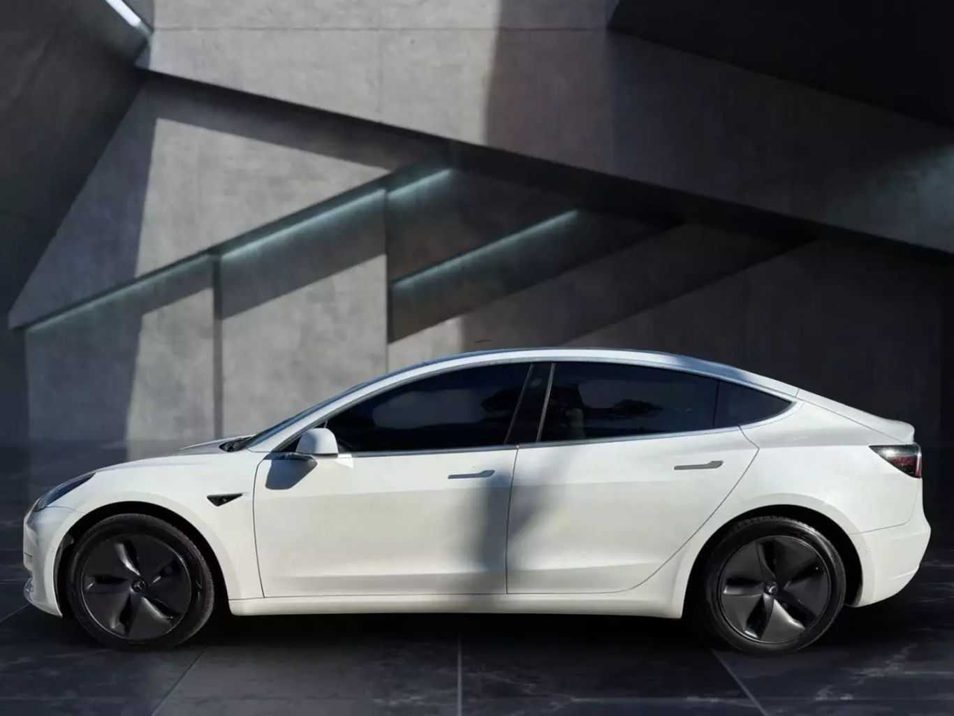 2020 TESLA MODEL 3 SEDAN AC ELECTRIC MOTOR STANDARD RANGE PLUS SEDAN 4D