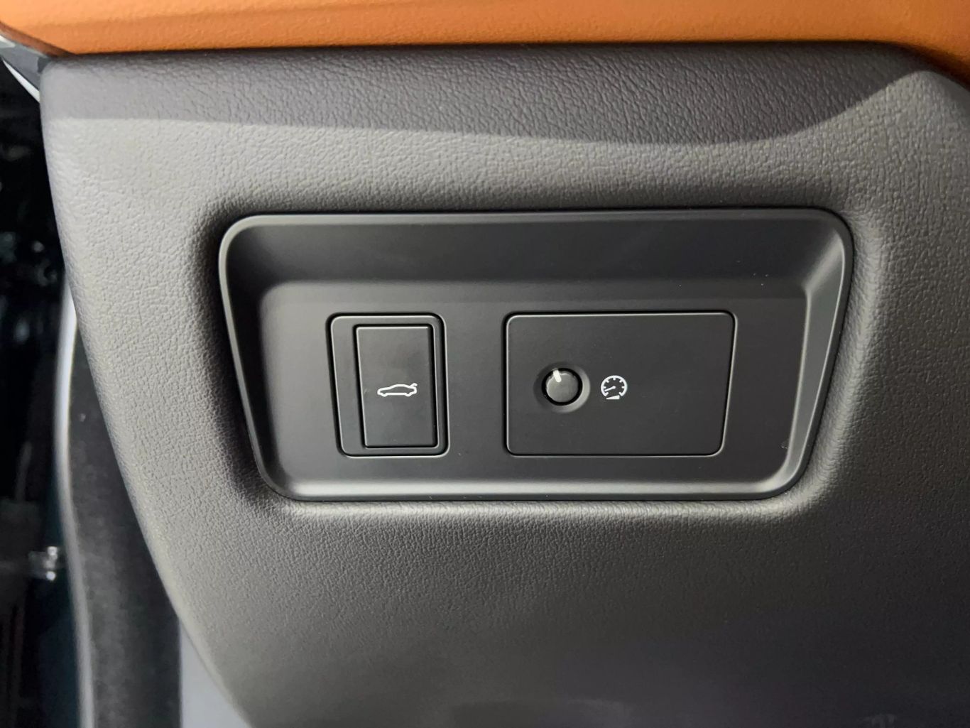 2022 JAGUAR XF SEDAN 4-CYL, TURBO, 2.0 LITER P300 R-DYNAMIC SE SEDAN 4D