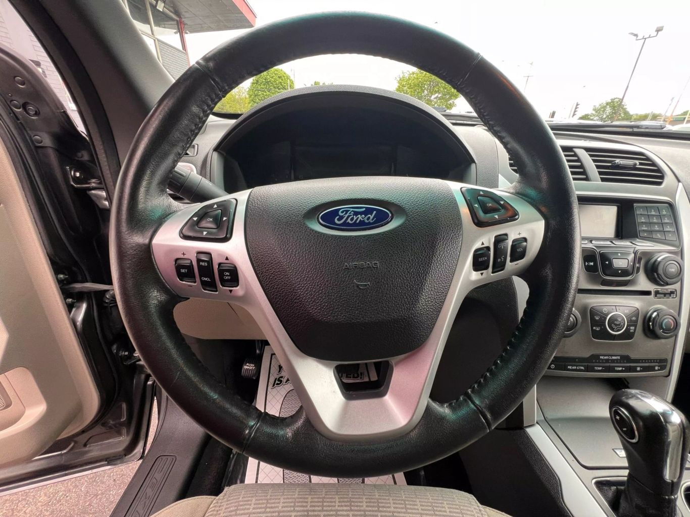 2015 Ford Explorer - Image 15