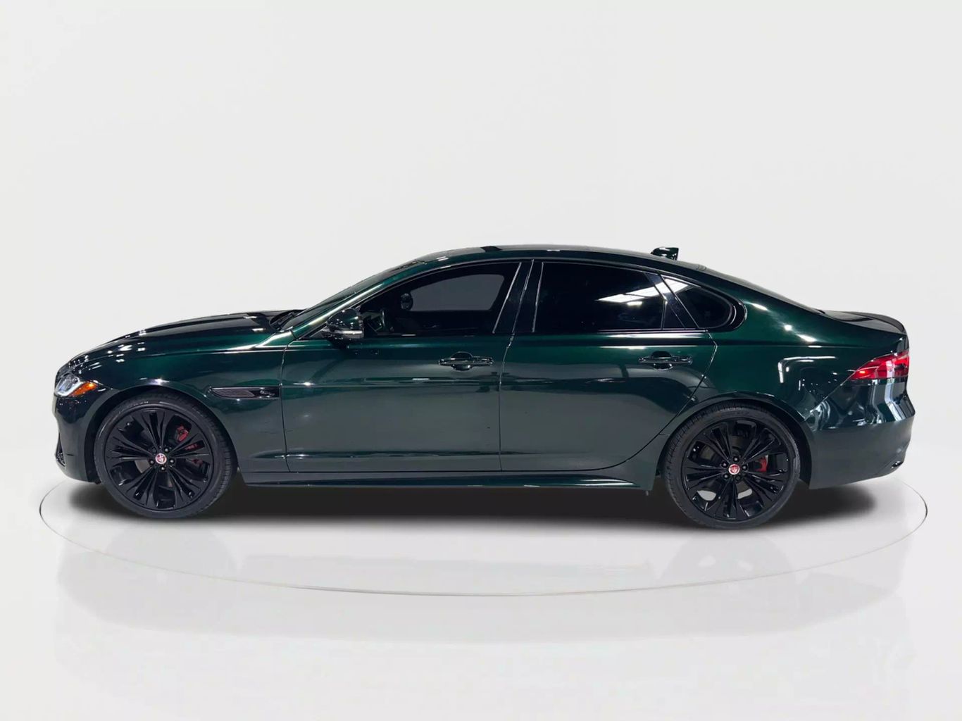 2022 JAGUAR XF SEDAN 4-CYL, TURBO, 2.0 LITER P300 R-DYNAMIC SE SEDAN 4D