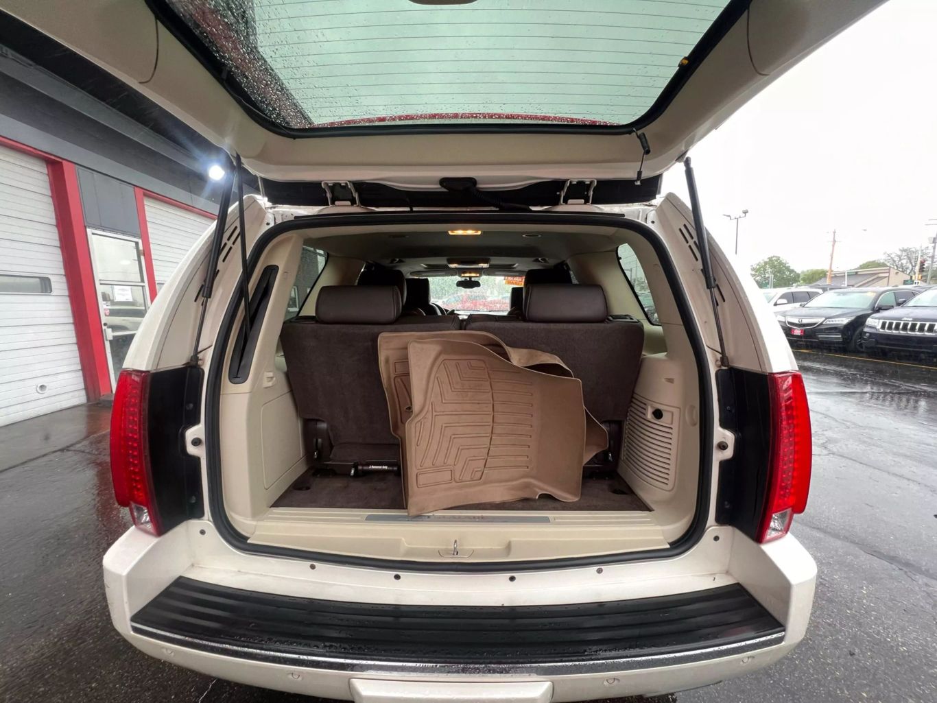 2013 Cadillac Escalade - Image 13