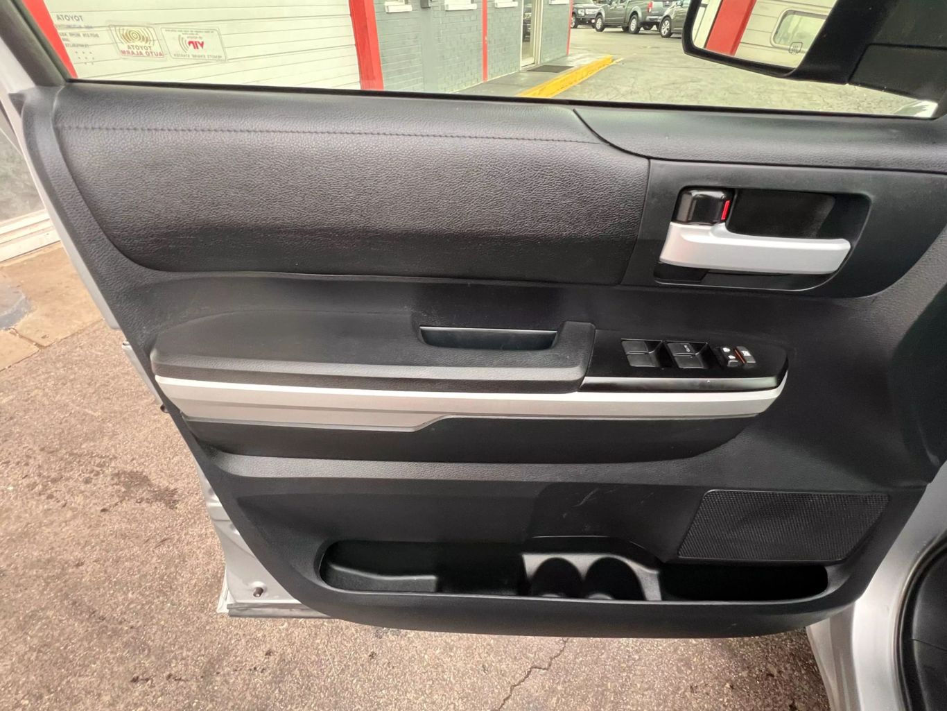 2017 Toyota Tundra Crewmax - Image 14