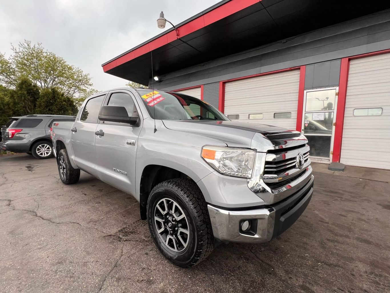 2017 Toyota Tundra Crewmax - Image 2