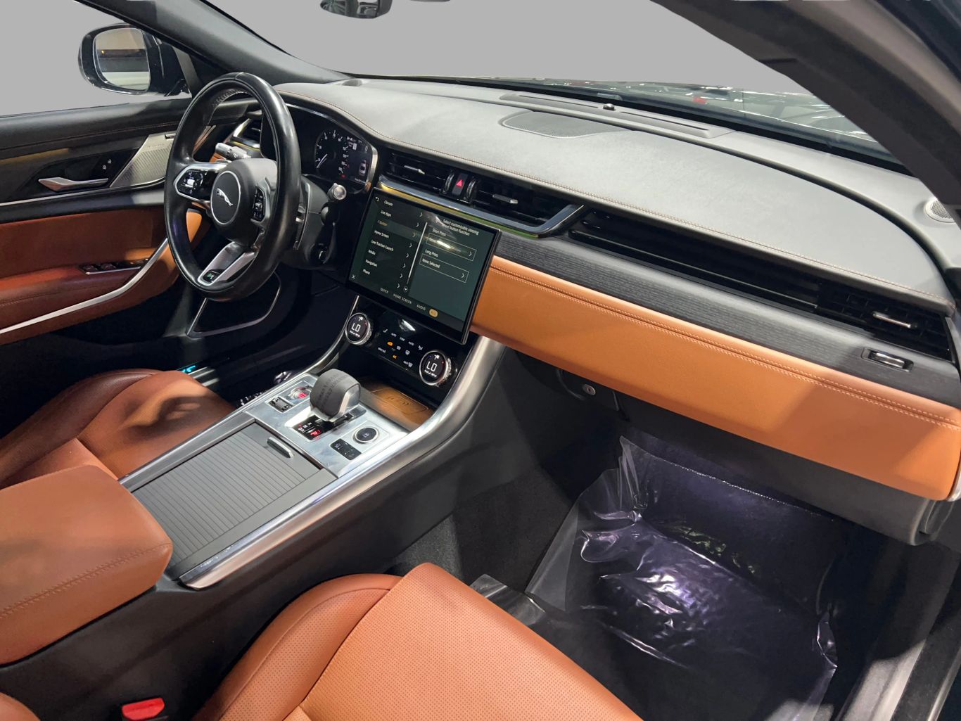 2022 JAGUAR XF SEDAN 4-CYL, TURBO, 2.0 LITER P300 R-DYNAMIC SE SEDAN 4D