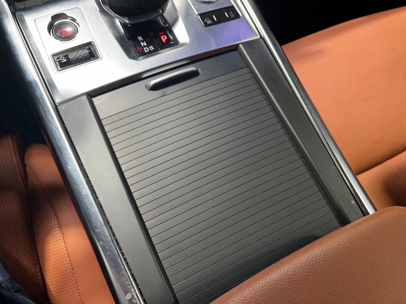 2022 JAGUAR XF SEDAN 4-CYL, TURBO, 2.0 LITER P300 R-DYNAMIC SE SEDAN 4D