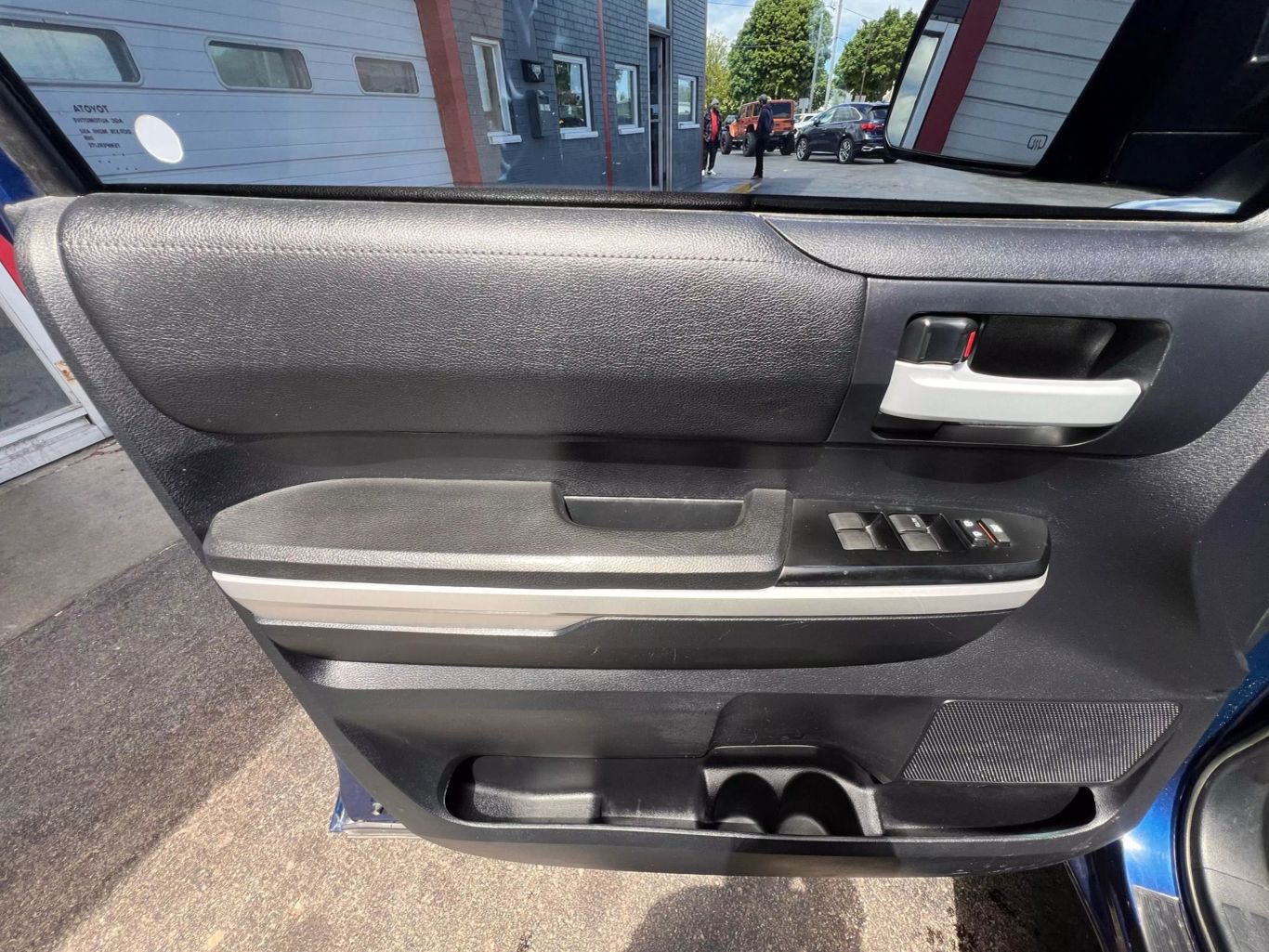 2014 Toyota Tundra Crewmax - Image 14