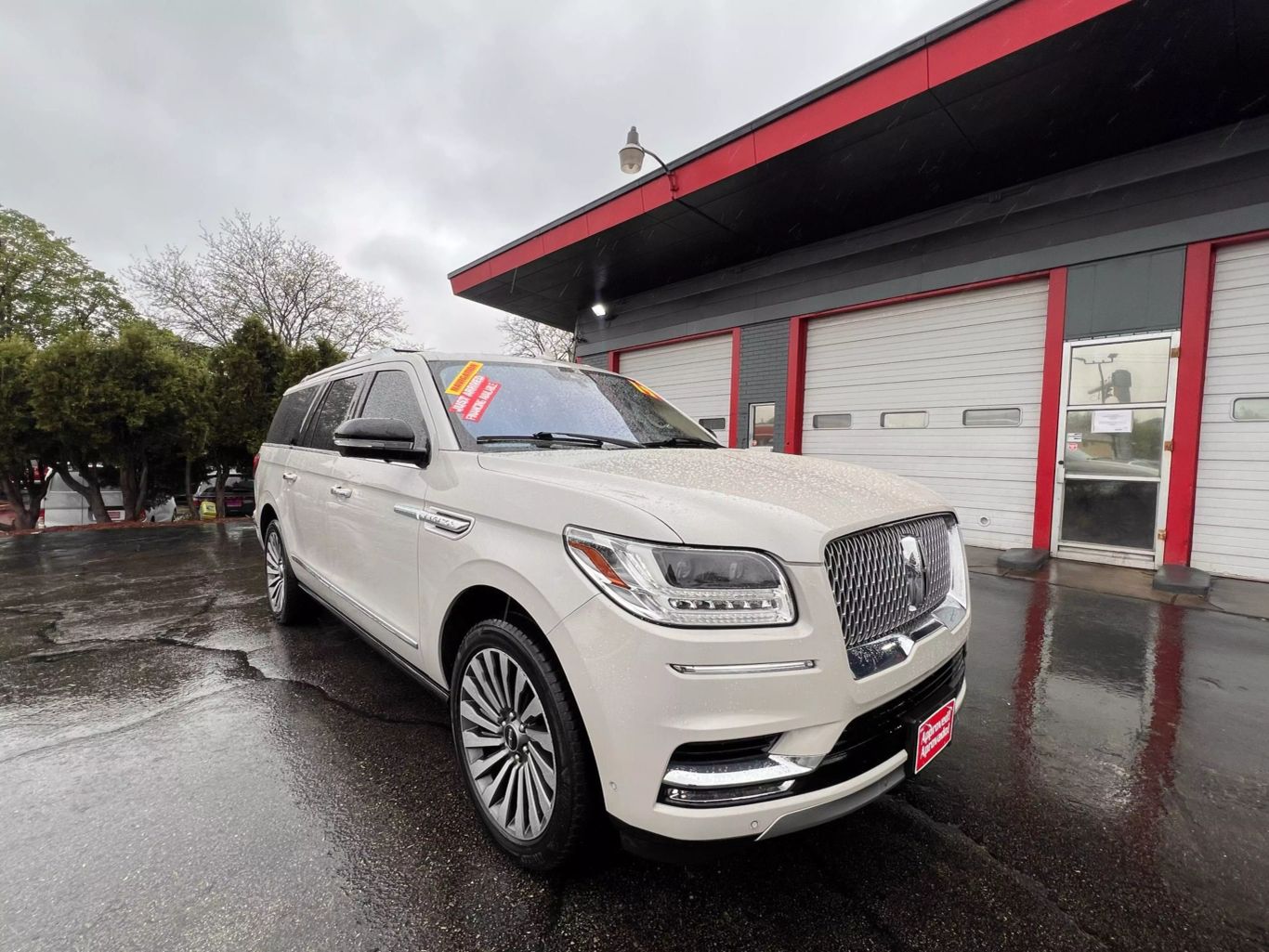 2019 Lincoln Navigator L - Image 2
