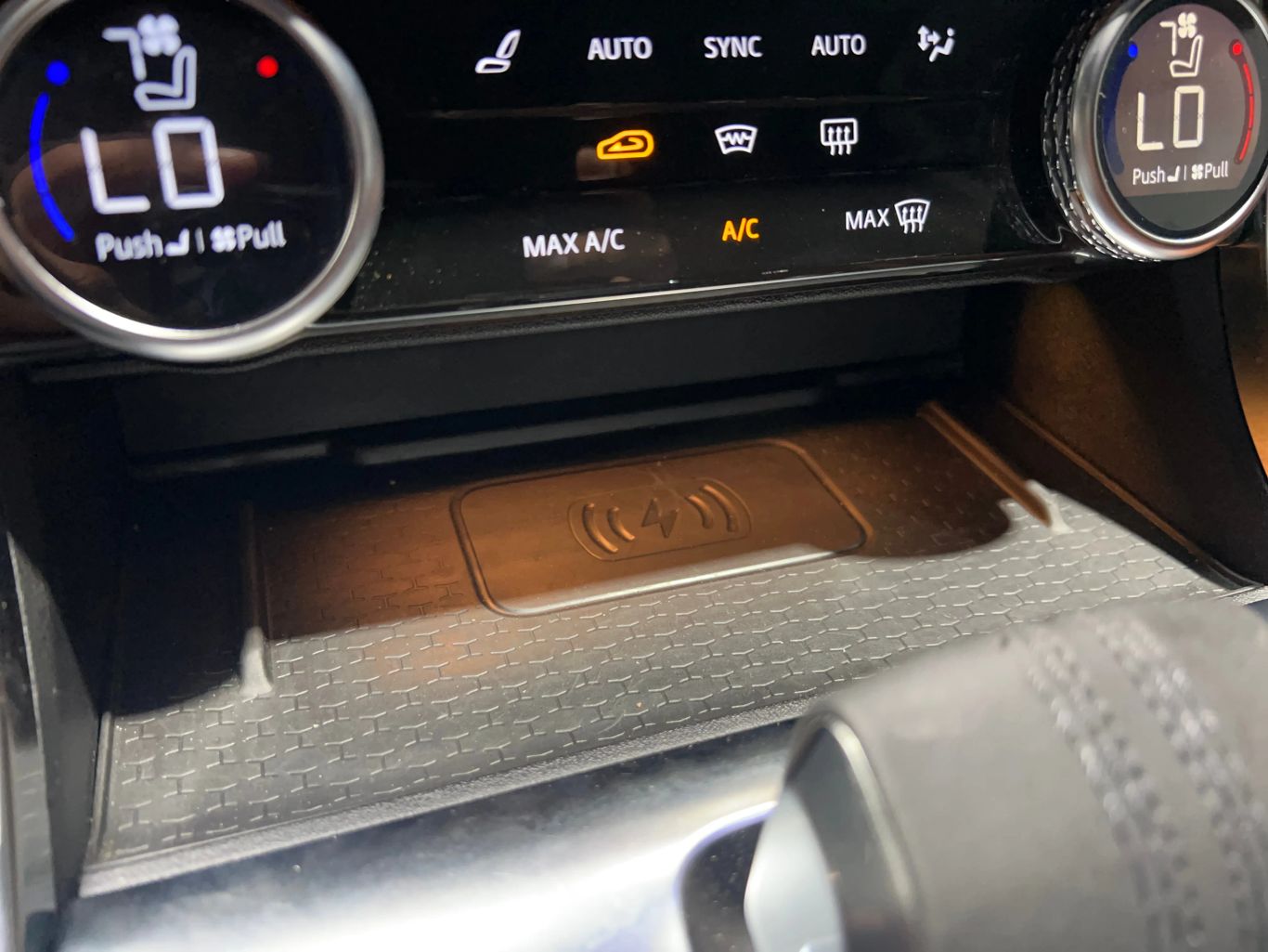 2022 JAGUAR XF SEDAN 4-CYL, TURBO, 2.0 LITER P300 R-DYNAMIC SE SEDAN 4D