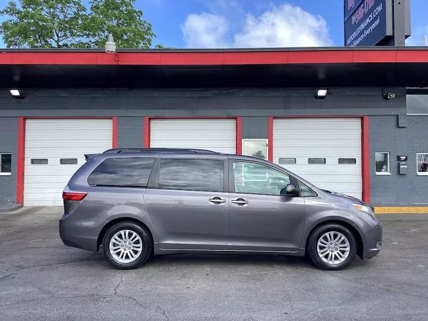 2015 Toyota Sienna - Image 1