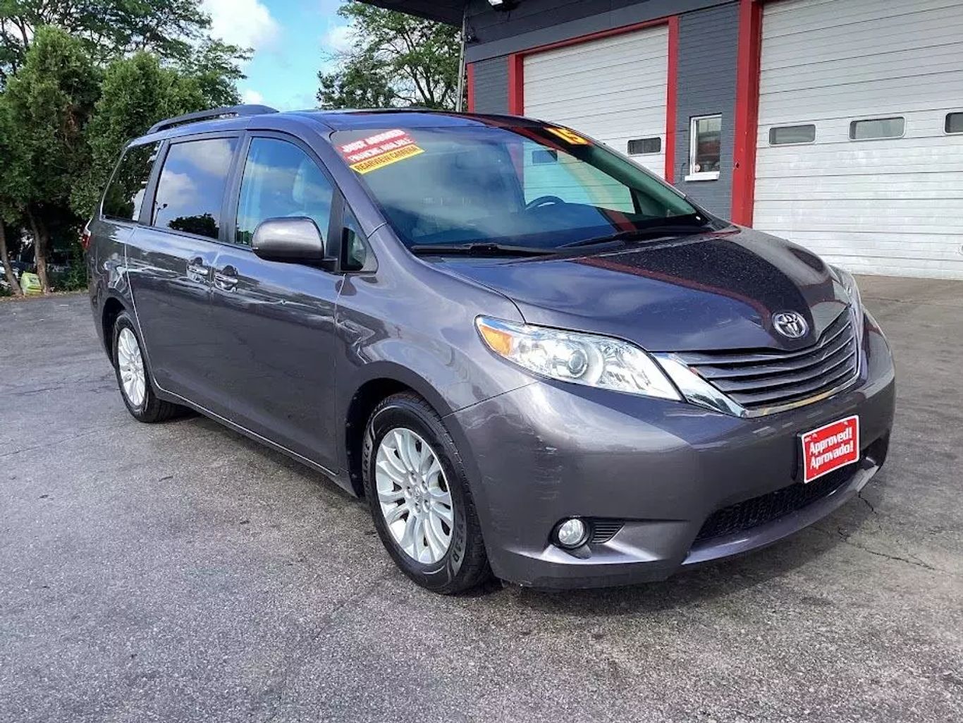 2015 Toyota Sienna - Image 2