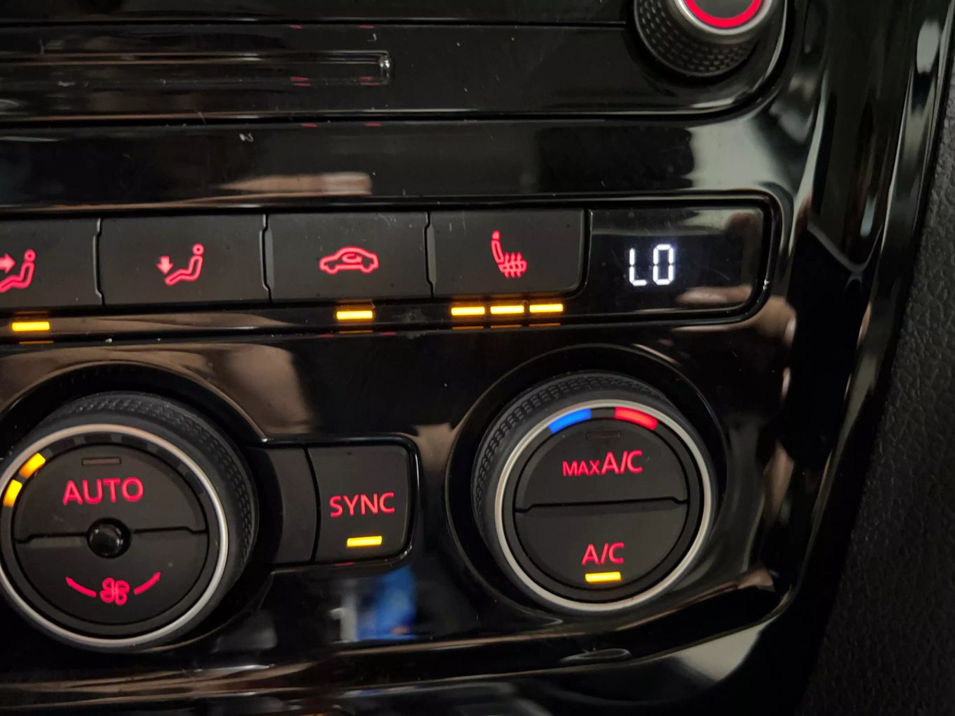 2020 VOLKSWAGEN PASSAT SEDAN 4-CYL, TURBO, 2.0 LITER R-LINE SEDAN 4D