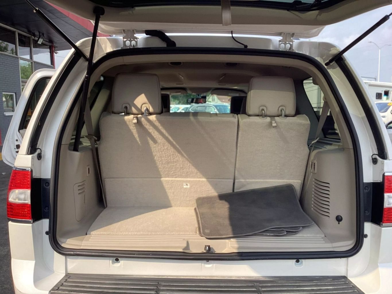 2011 Lincoln Navigator - Image 13