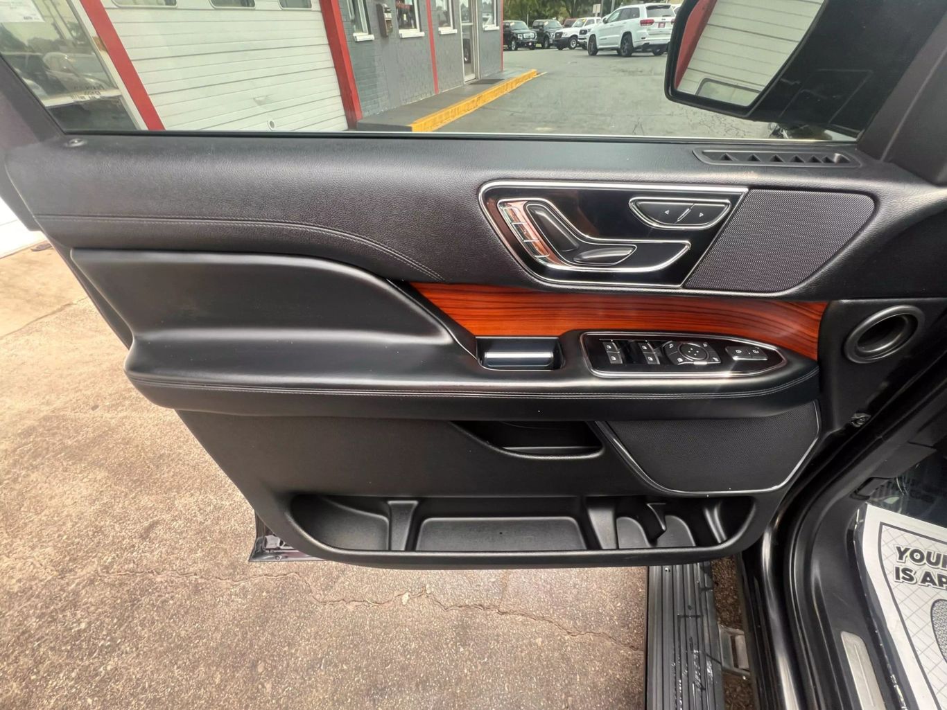2019 Lincoln Navigator - Image 16