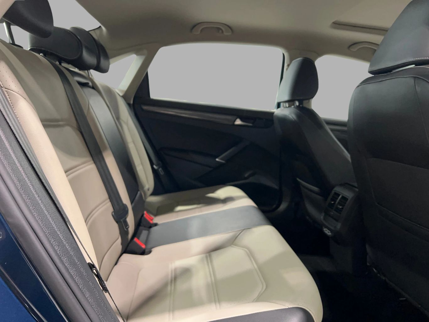 2020 VOLKSWAGEN PASSAT SEDAN 4-CYL, TURBO, 2.0 LITER R-LINE SEDAN 4D
