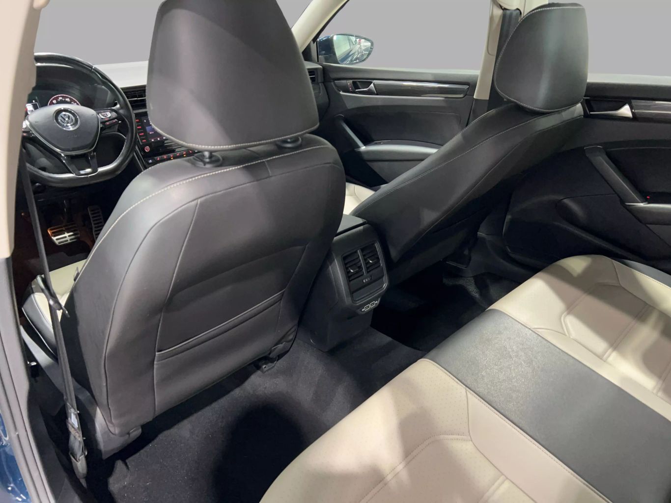 2020 VOLKSWAGEN PASSAT SEDAN 4-CYL, TURBO, 2.0 LITER R-LINE SEDAN 4D