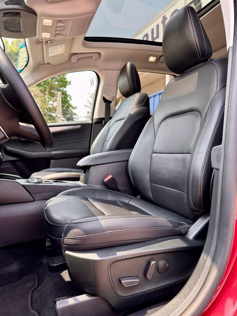 2022 FORD ESCAPE SUV 4-CYL, HYBRID, 2.5 LITER TITANIUM HYBRID SPORT UTILITY 4D