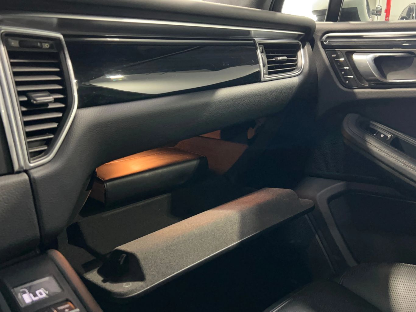 2015 PORSCHE MACAN SUV V6, TWIN TURBO, 3.6 LITER TURBO SPORT UTILITY 4D