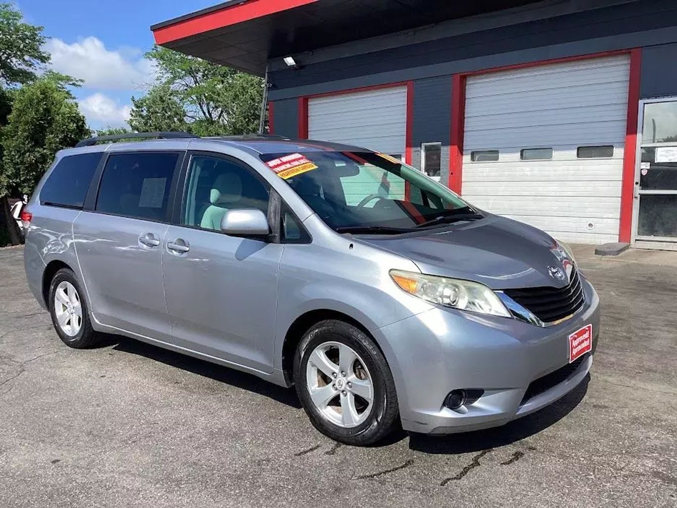 2011 Toyota Sienna - Image 2