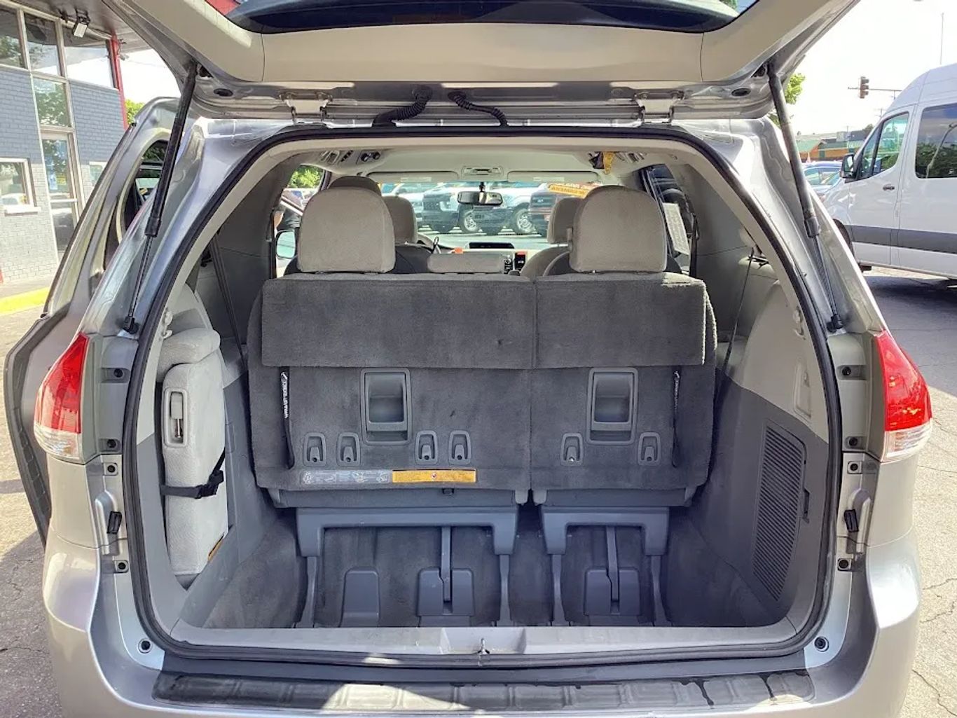 2011 Toyota Sienna - Image 13