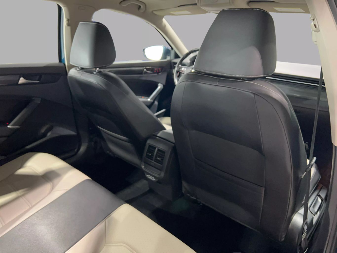 2020 VOLKSWAGEN PASSAT SEDAN 4-CYL, TURBO, 2.0 LITER R-LINE SEDAN 4D