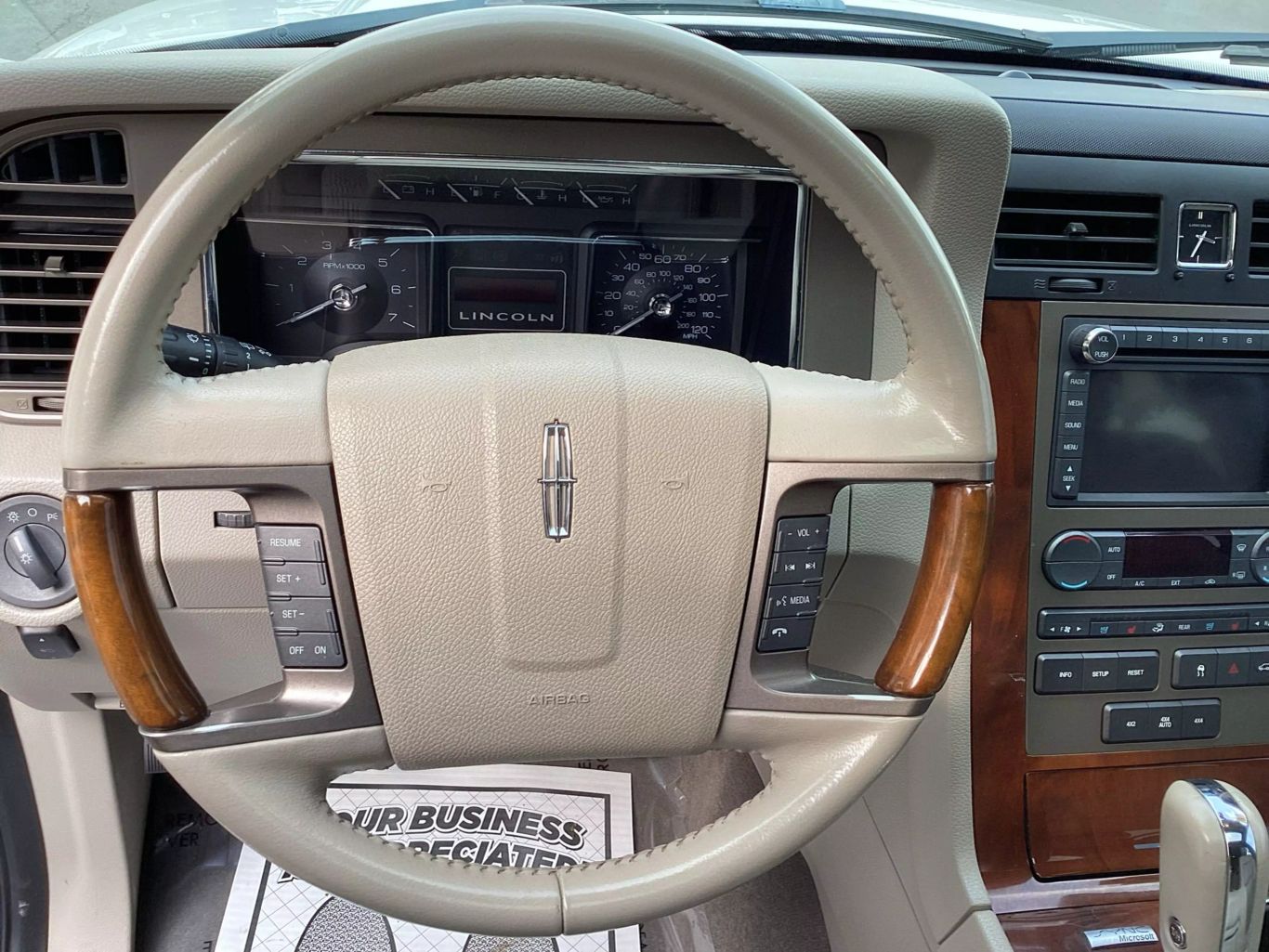 2011 Lincoln Navigator - Image 16