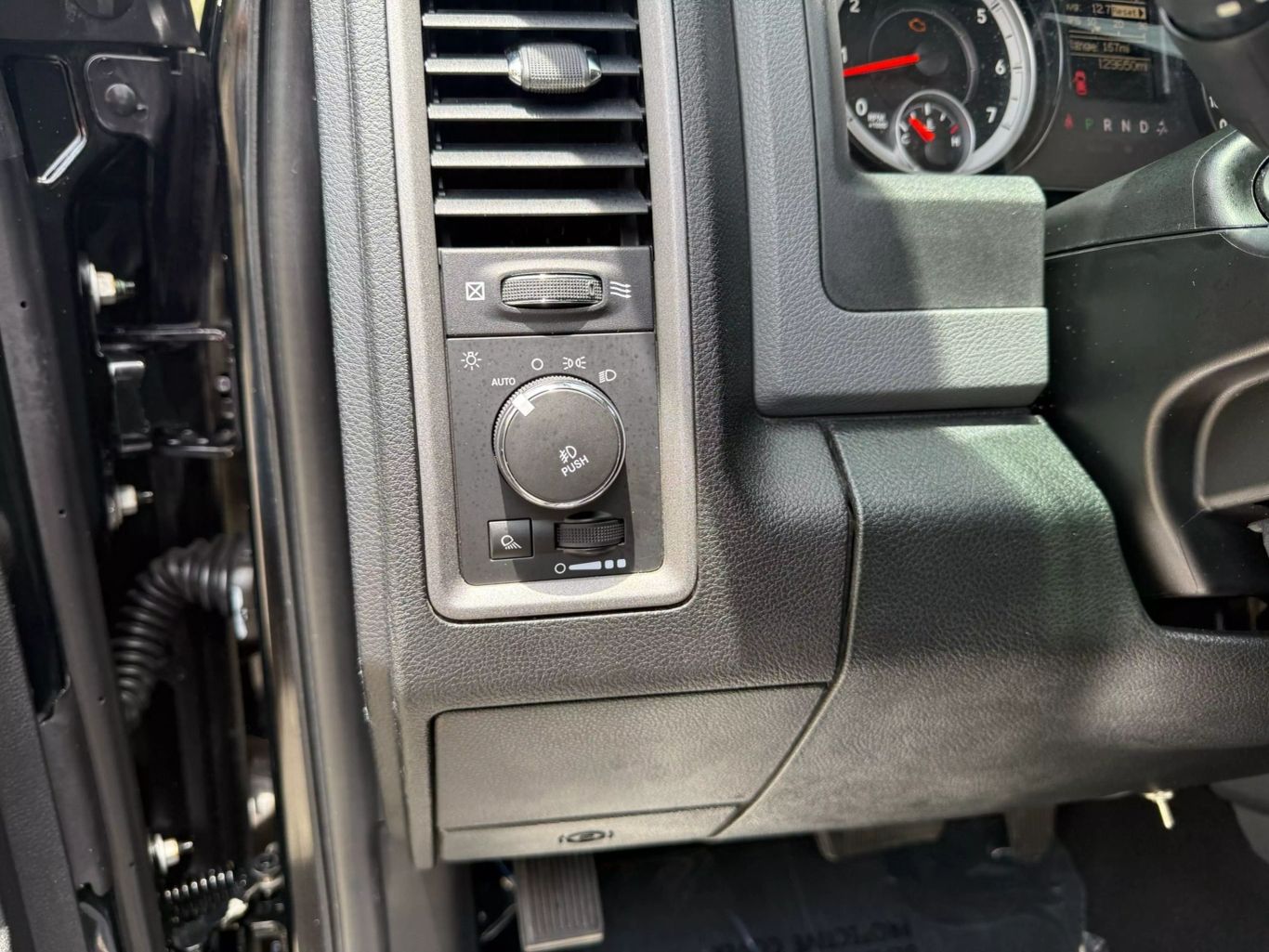 2014 RAM RAM 1500 PICKUP V8 5.7L GASOLINE QUAD CAB EXPRESS 5.7L V8
