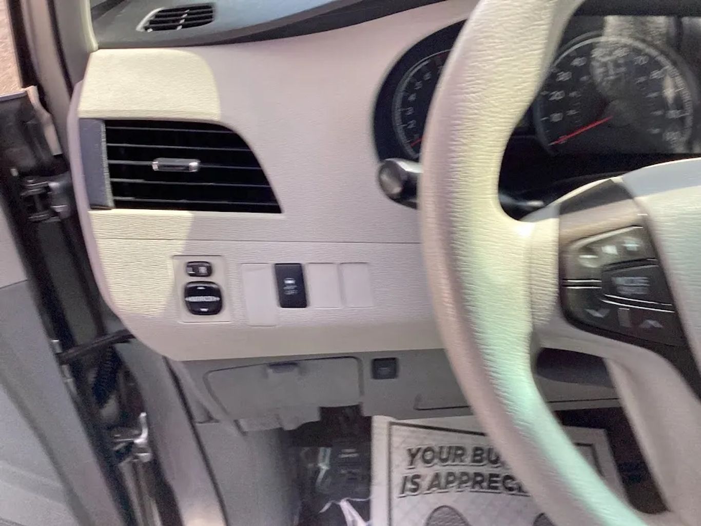 2011 Toyota Sienna - Image 16