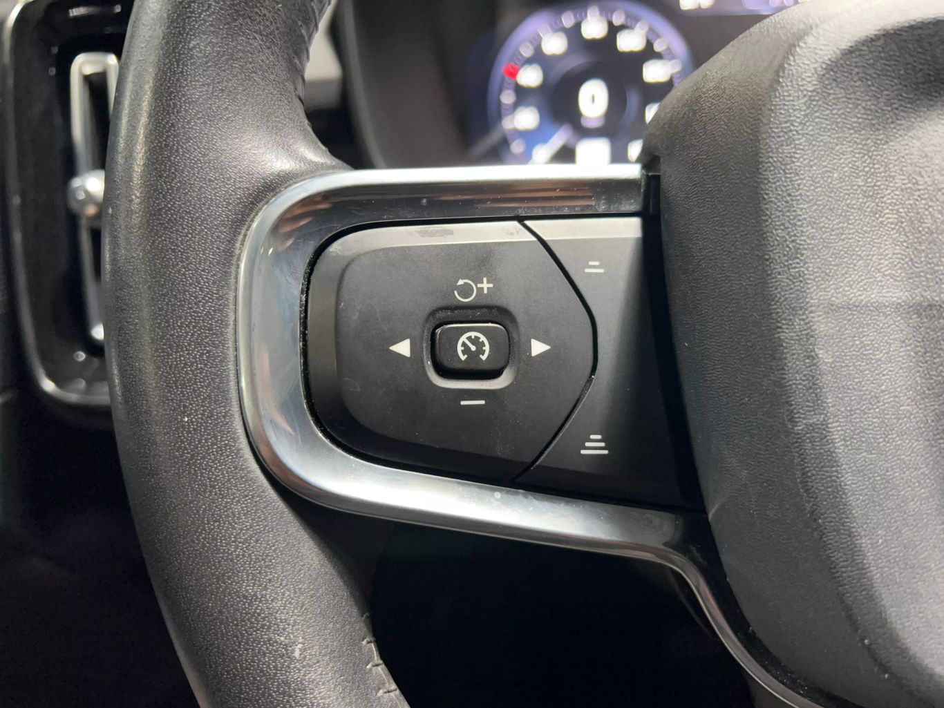 2019 VOLVO XC40 SUV 4-CYL, DRIVE-E, TURBO, 2.0 LITER T5 INSCRIPTION SPORT UTILITY 4D