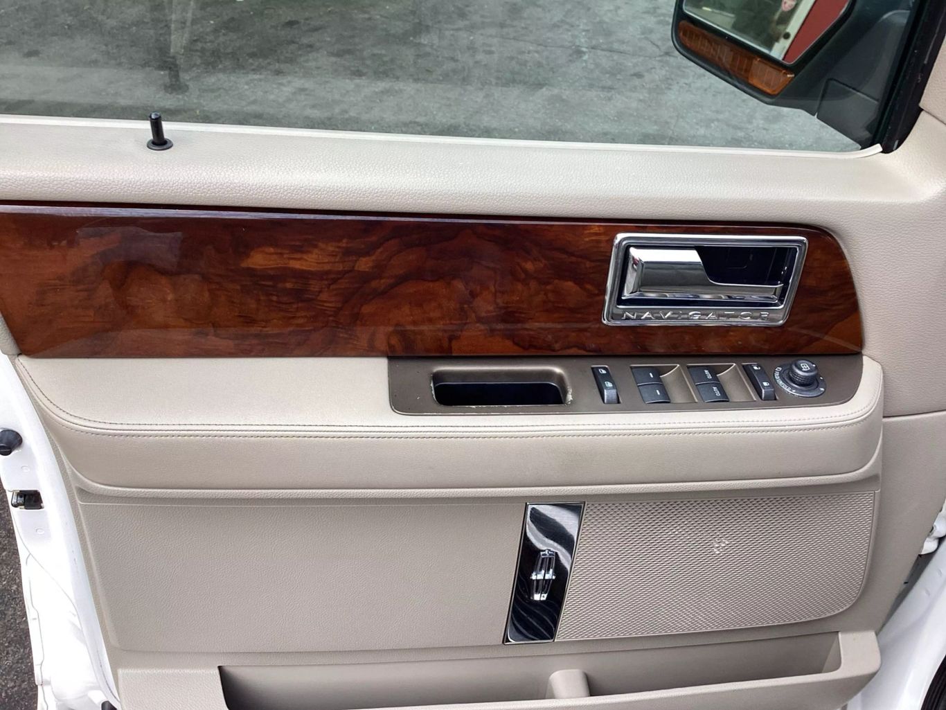 2011 Lincoln Navigator - Image 15