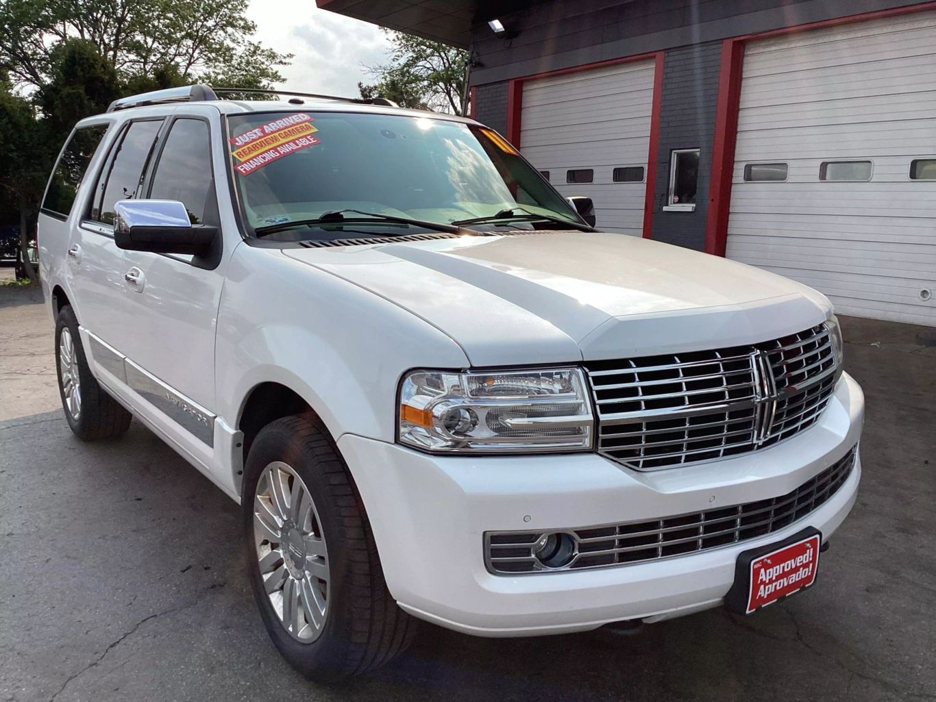 2011 Lincoln Navigator - Image 2