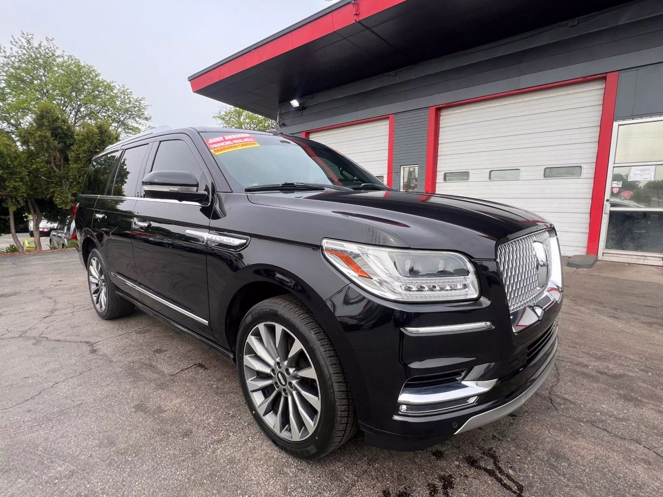 2019 Lincoln Navigator - Image 2