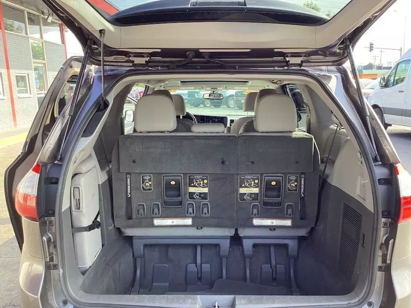 2015 Toyota Sienna - Image 13