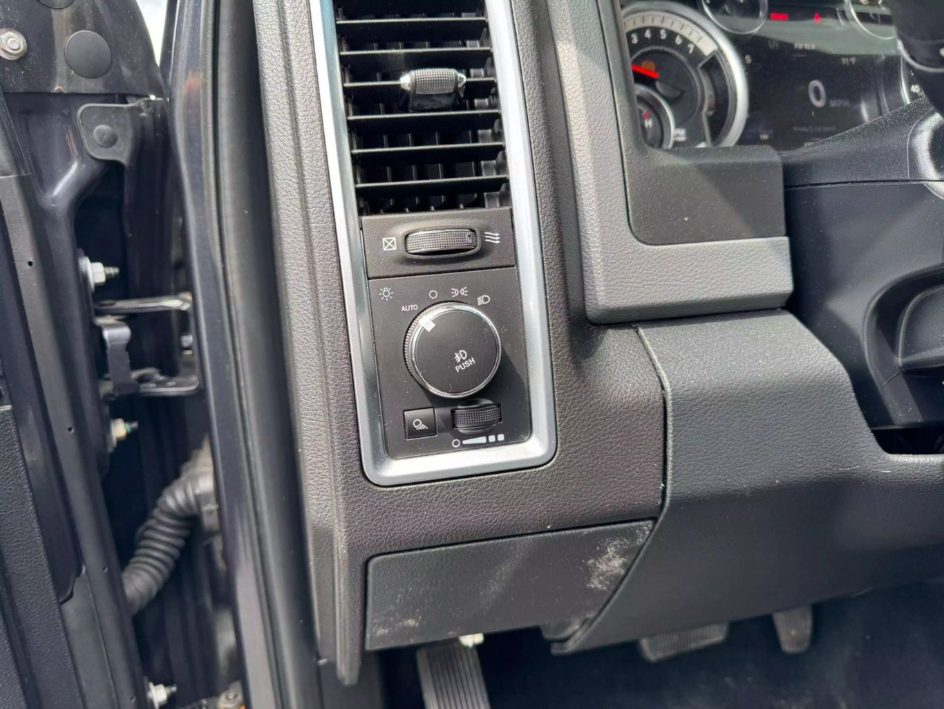 2016 RAM 1500 CREW CAB PICKUP V8, HEMI, 5.7 LITER SLT PICKUP 4D 5 1/2 FT