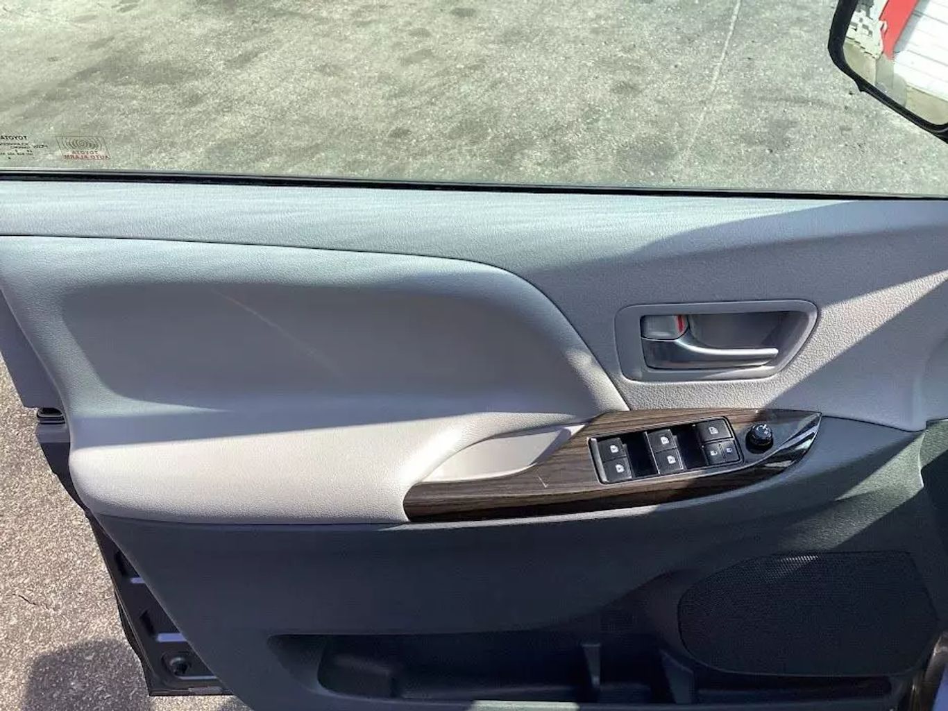 2015 Toyota Sienna - Image 15