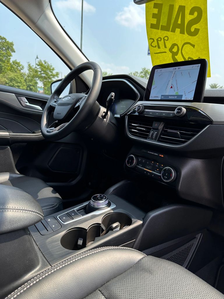 2022 FORD ESCAPE SUV 4-CYL, HYBRID, 2.5 LITER TITANIUM HYBRID SPORT UTILITY 4D