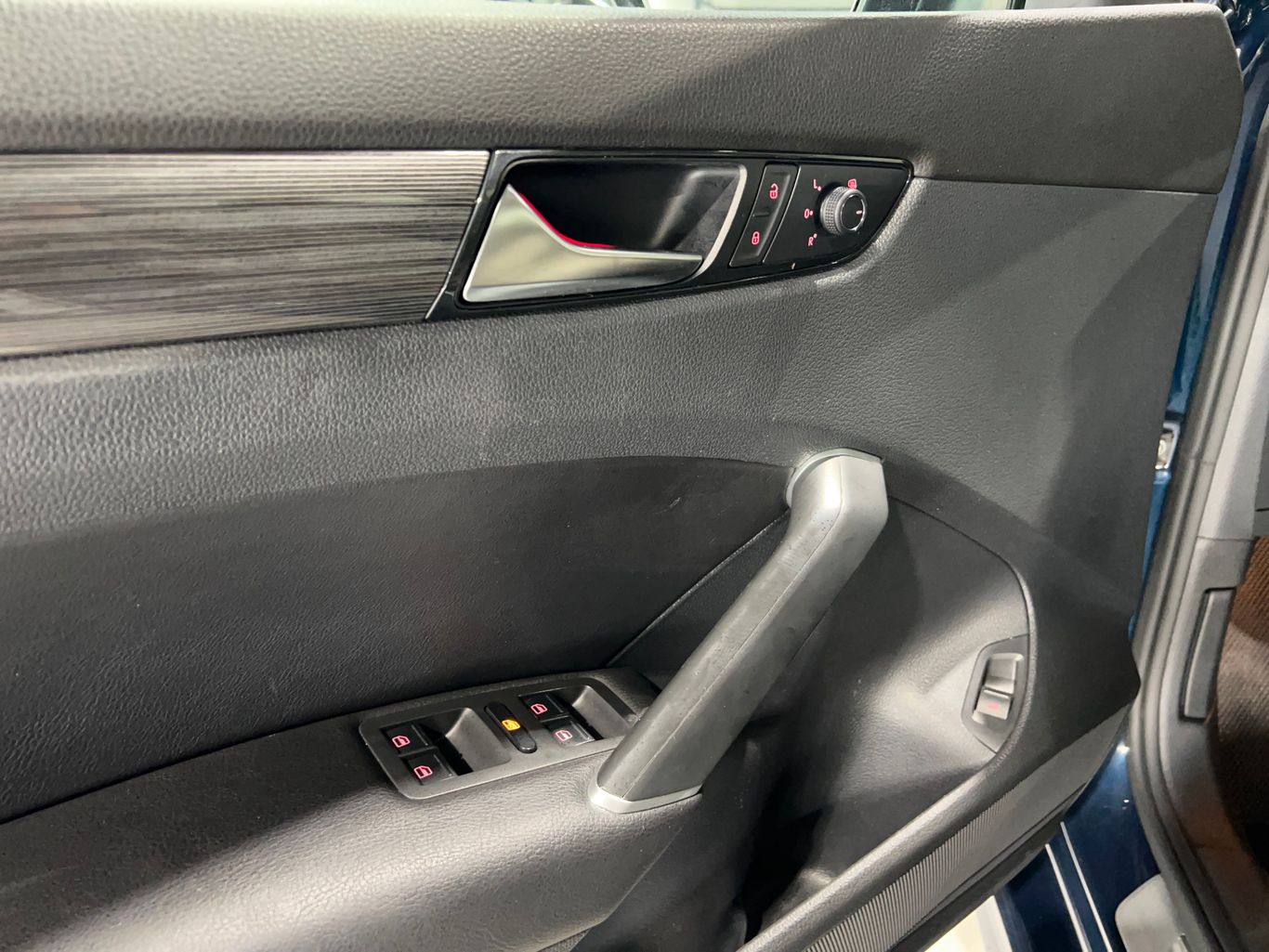 2020 VOLKSWAGEN PASSAT SEDAN 4-CYL, TURBO, 2.0 LITER R-LINE SEDAN 4D