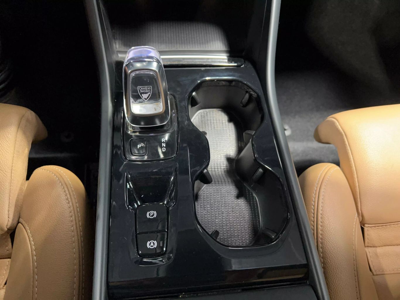 2019 VOLVO XC40 SUV 4-CYL, DRIVE-E, TURBO, 2.0 LITER T5 INSCRIPTION SPORT UTILITY 4D